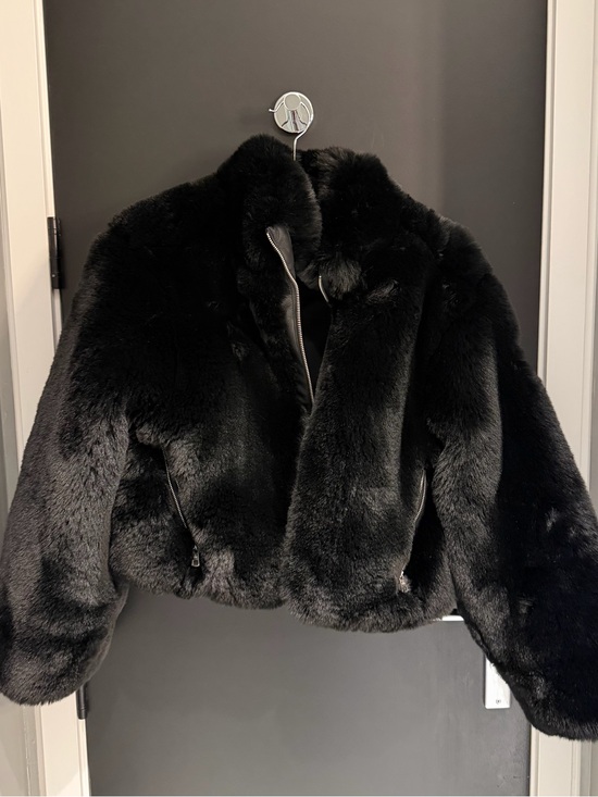 ALO Yoga Jackets & Blazers - ALO Yoga Black Opulent Faux Fur Cropped Jacket